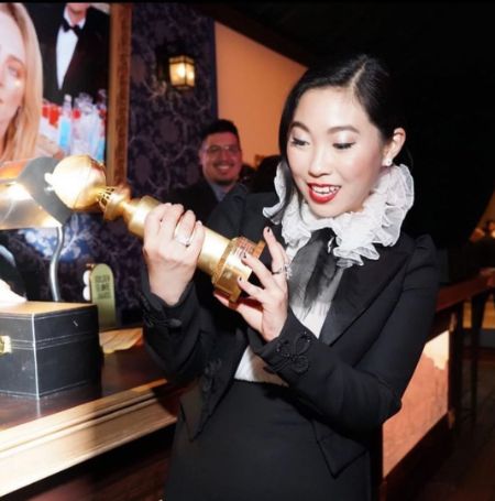 Awkwafina took a picture while she held the Golden Globe Award in 2020